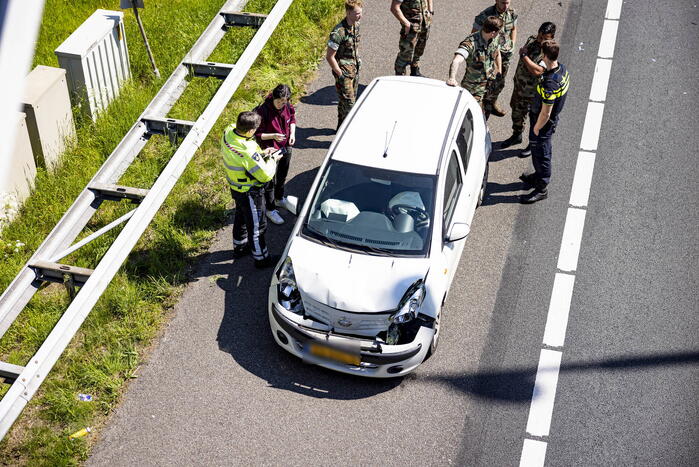 Automobiliste botst op militair konvooi