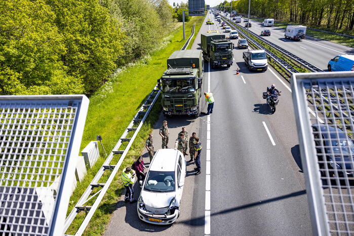 Automobiliste botst op militair konvooi