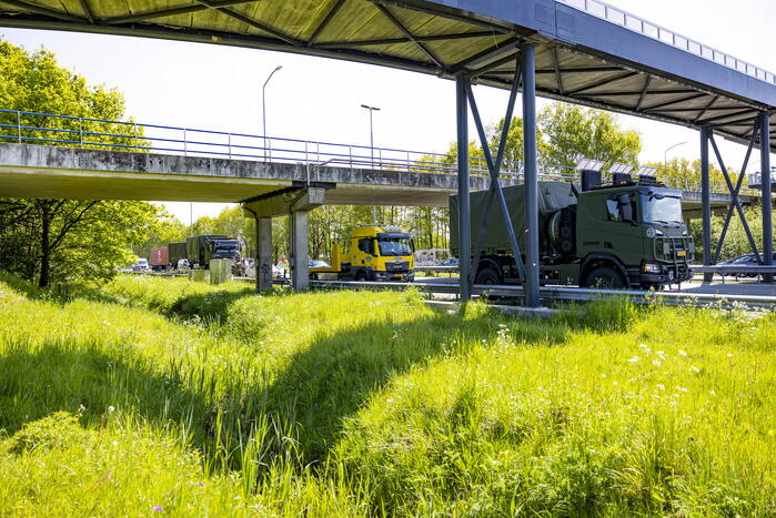 Automobiliste botst op militair konvooi