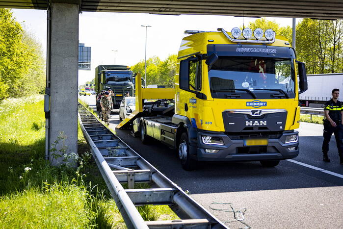 Automobiliste botst op militair konvooi