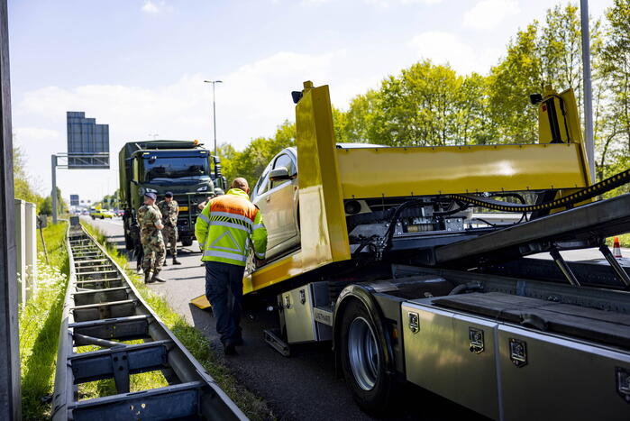 Automobiliste botst op militair konvooi