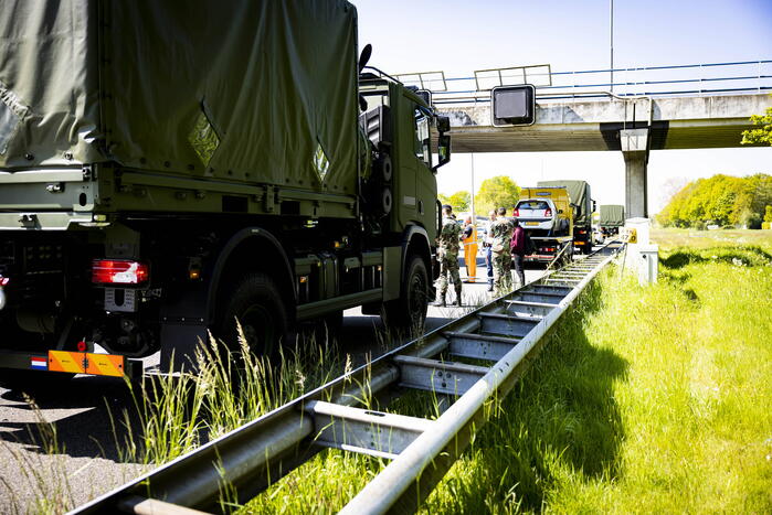 Automobiliste botst op militair konvooi