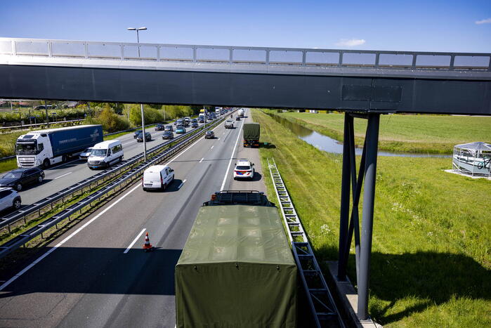 Automobiliste botst op militair konvooi