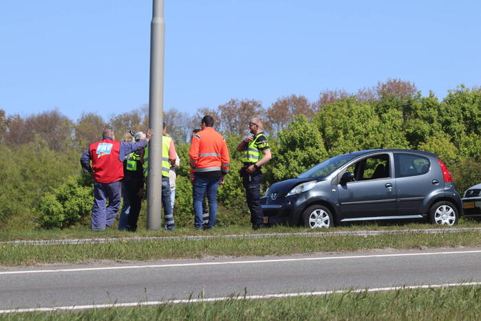 Automobilist botst achterop vrachtwagen