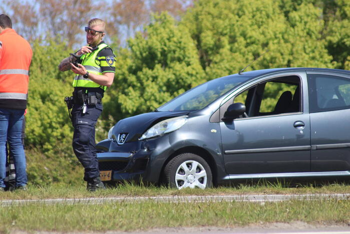 Automobilist botst achterop vrachtwagen