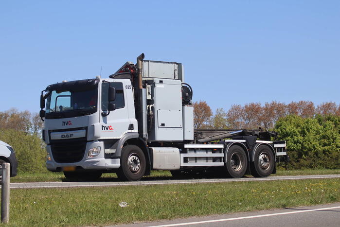Automobilist botst achterop vrachtwagen