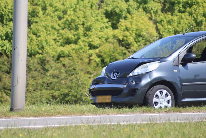 Automobilist botst achterop vrachtwagen