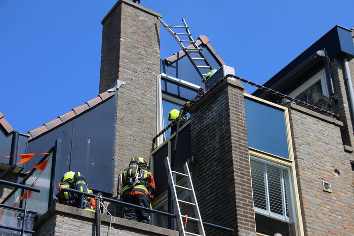 Brand op dak van woning boven woonwinkel Hema