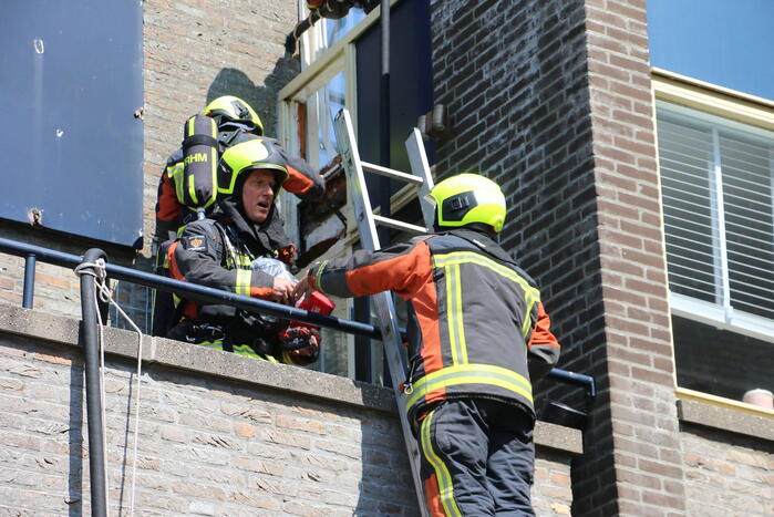 Brand op dak van woning boven woonwinkel Hema
