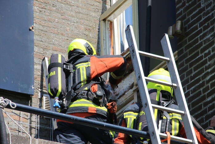 Brand op dak van woning boven woonwinkel Hema