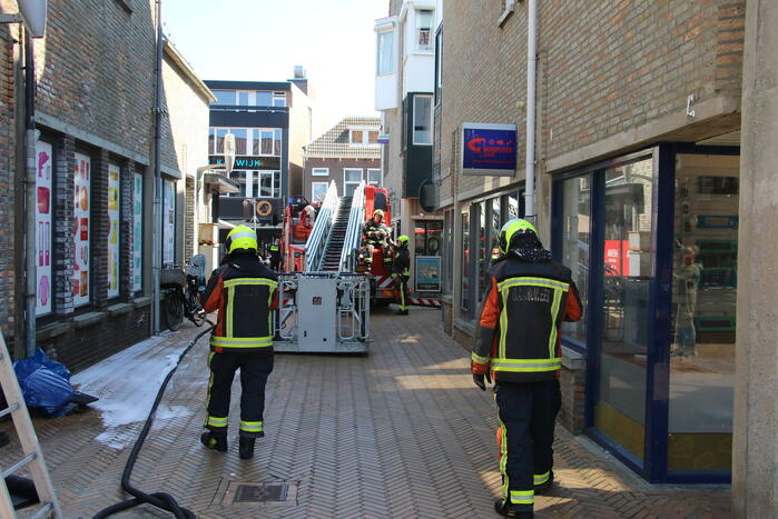 Brand op dak van woning boven woonwinkel Hema