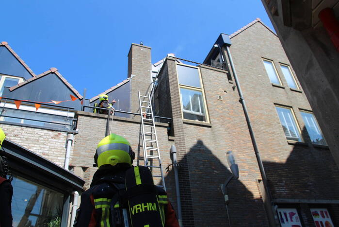 Brand op dak van woning boven woonwinkel Hema