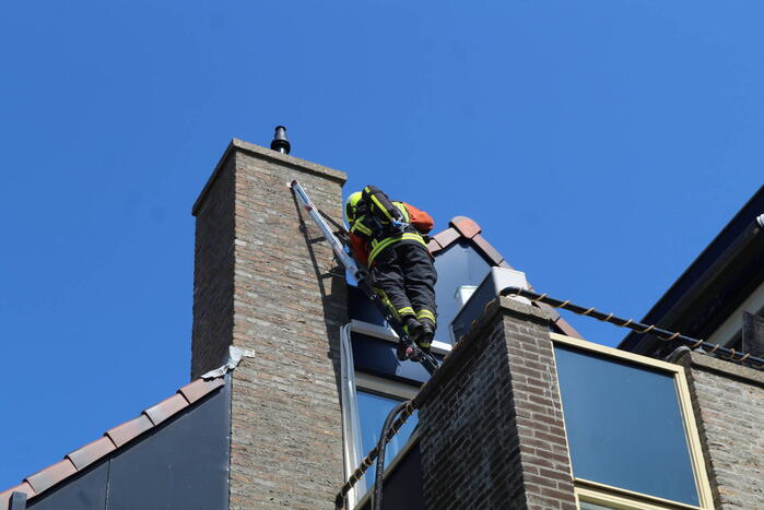 Brand op dak van woning boven woonwinkel Hema