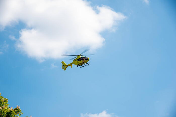 Man en vrouw met duofiets rijden talud af na schrikreactie