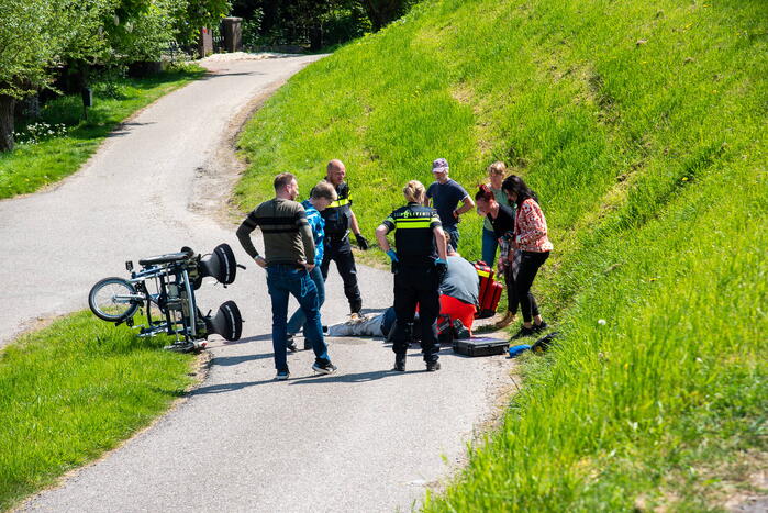 Man en vrouw met duofiets rijden talud af na schrikreactie