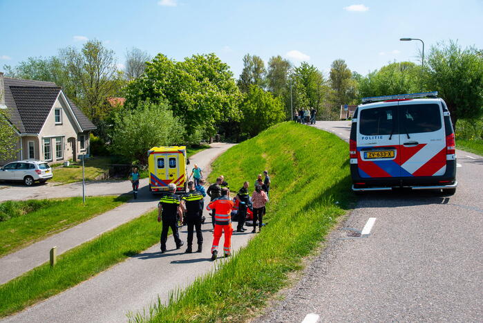 Man en vrouw met duofiets rijden talud af na schrikreactie