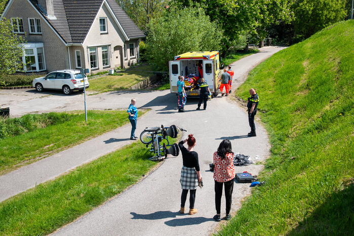 Man en vrouw met duofiets rijden talud af na schrikreactie