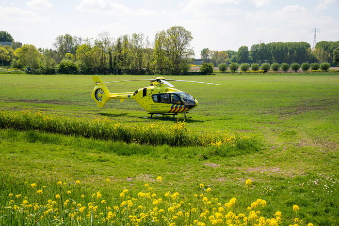 Man en vrouw met duofiets rijden talud af na schrikreactie