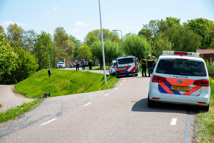 Man en vrouw met duofiets rijden talud af na schrikreactie