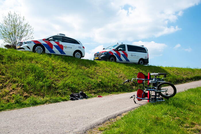 Man en vrouw met duofiets rijden talud af na schrikreactie