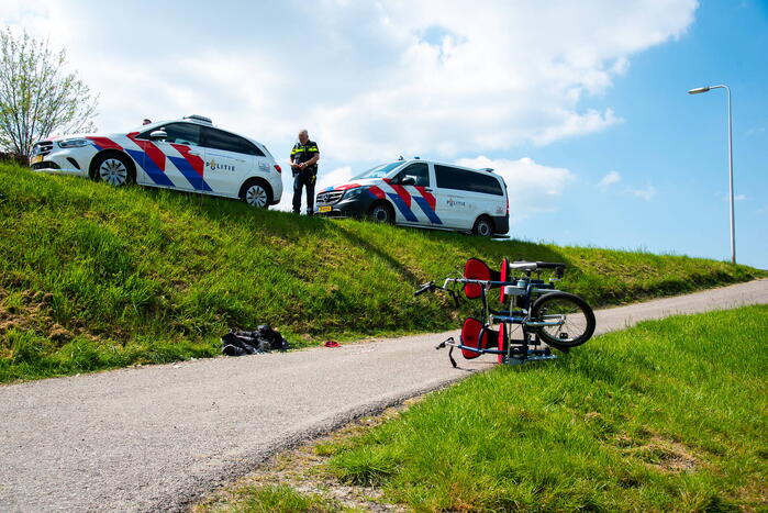 Man en vrouw met duofiets rijden talud af na schrikreactie