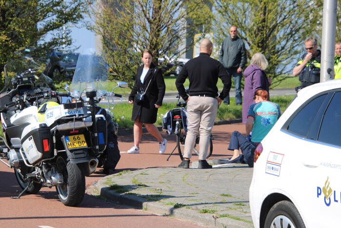 Scooter en fietser botsen op fietspad