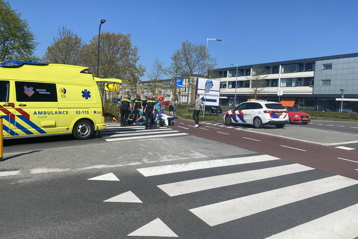 Overstekende scooterrijder aangereden door personenauto