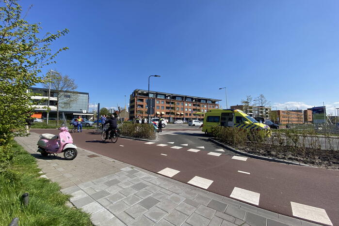 Overstekende scooterrijder aangereden door personenauto