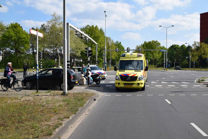 Automobilist vlucht na botsing met scooter