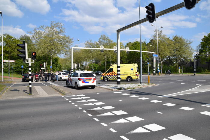 Automobilist vlucht na botsing met scooter