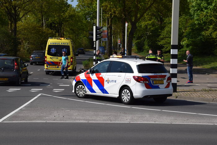 Automobilist vlucht na botsing met scooter
