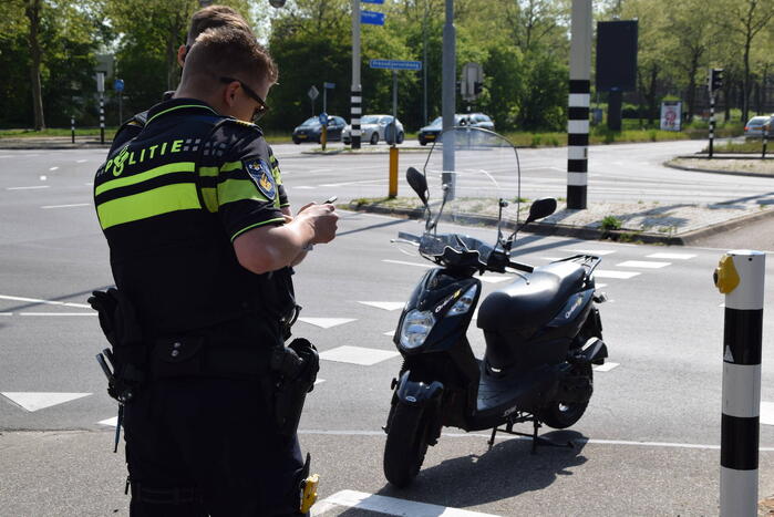Automobilist vlucht na botsing met scooter