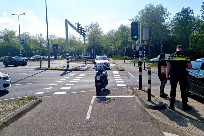 Automobilist vlucht na botsing met scooter