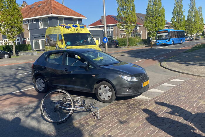Fietsster geschept door automobilist