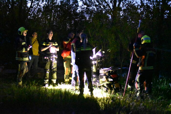 Hulpdiensten halen gestolen scooter uit water