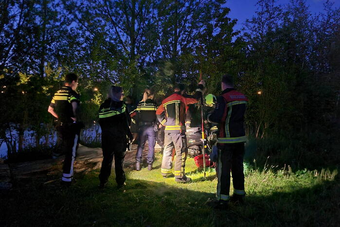 Hulpdiensten halen gestolen scooter uit water