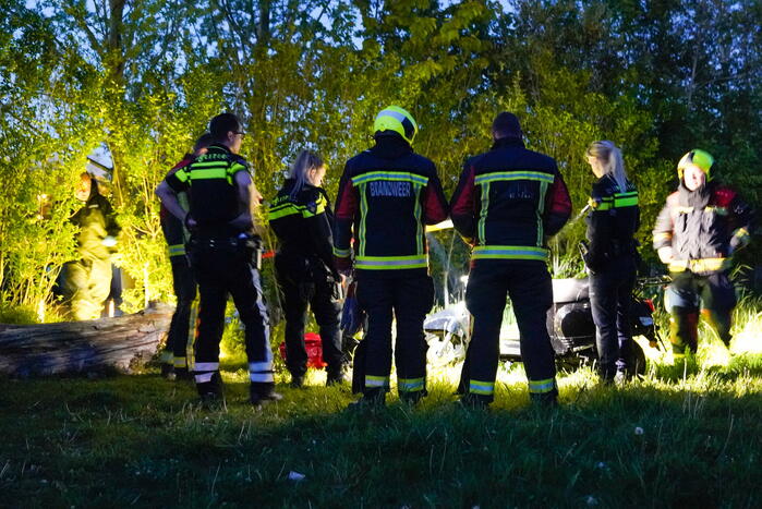 Hulpdiensten halen gestolen scooter uit water