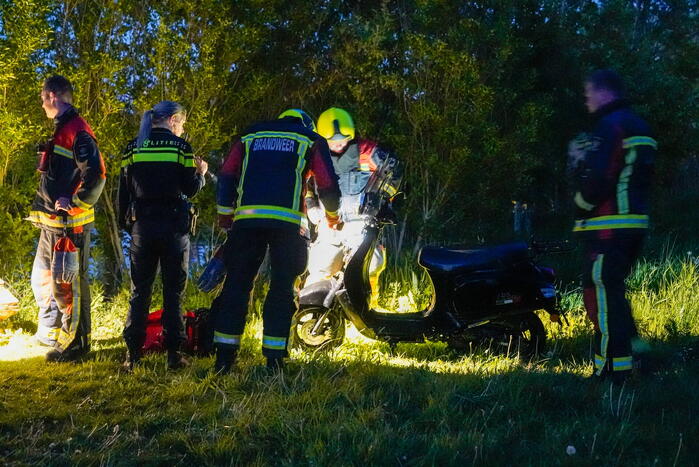 Hulpdiensten halen gestolen scooter uit water