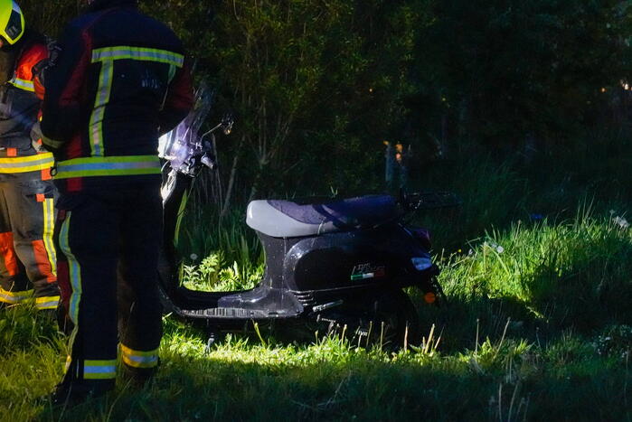 Hulpdiensten halen gestolen scooter uit water