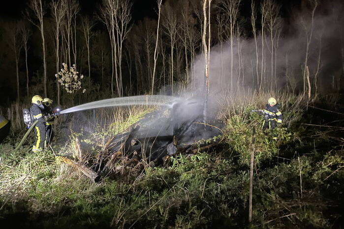 Brandweer bestrijdt forse brand in buitenruimte
