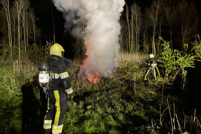 Brandweer bestrijdt forse brand in buitenruimte