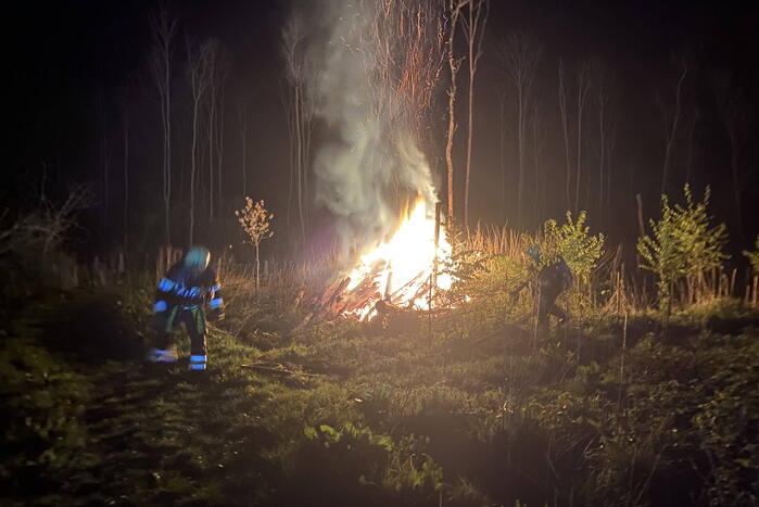 Brandweer bestrijdt forse brand in buitenruimte