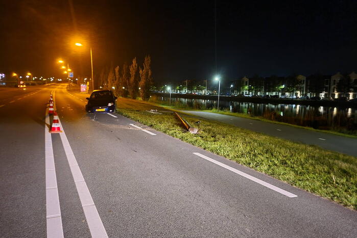 Personenauto knalt op lantaarnpaal