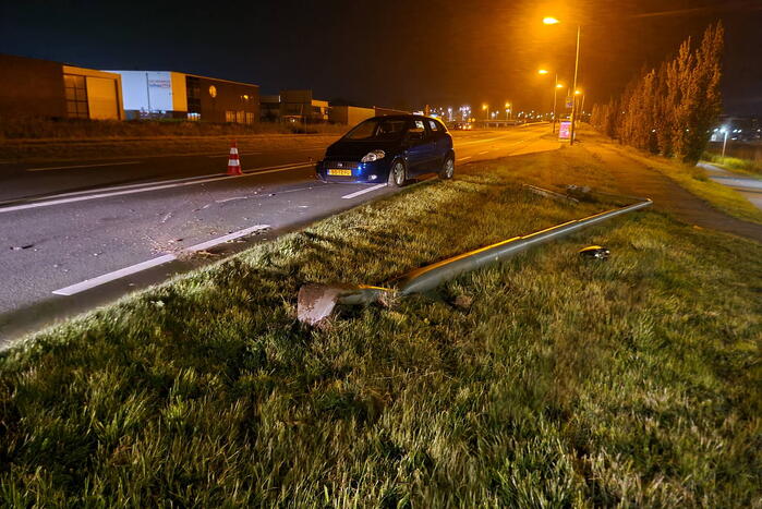 Personenauto knalt op lantaarnpaal
