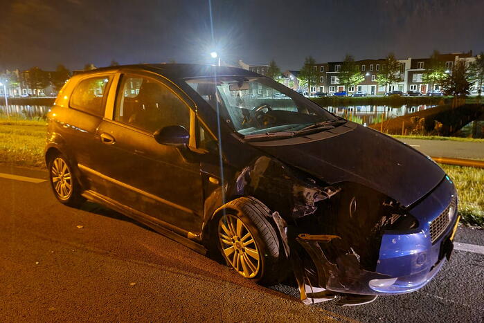 Personenauto knalt op lantaarnpaal