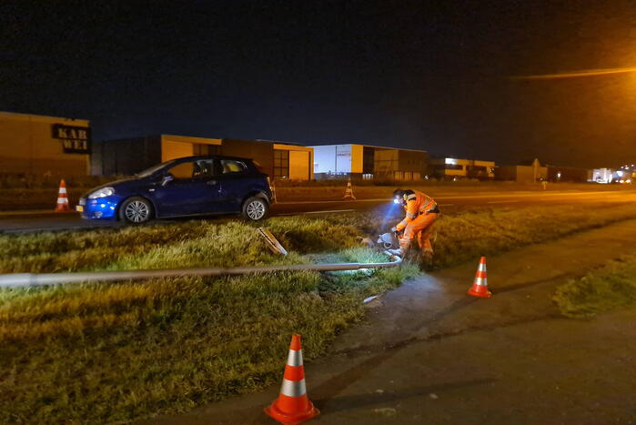 Personenauto knalt op lantaarnpaal
