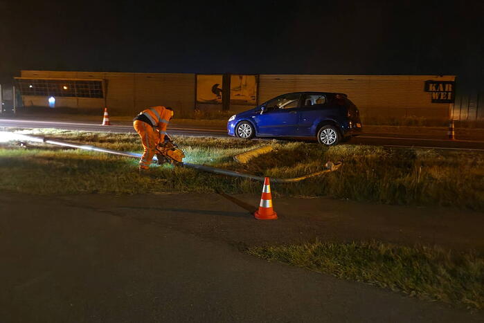 Personenauto knalt op lantaarnpaal