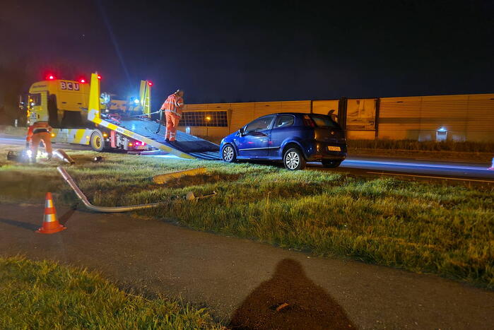 Personenauto knalt op lantaarnpaal
