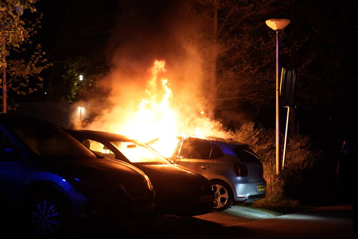 Brand in geparkeerde auto