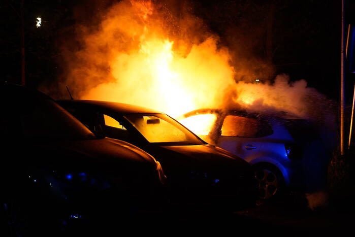 Brand in geparkeerde auto
